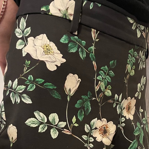 H +M black and white floral long capris.high waisted with slits and side zip. - Picture 5 of 13